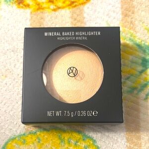 IL MAKIAGE Mineral Baked Highlighter Instant Glow Baked Highlighter-Halo